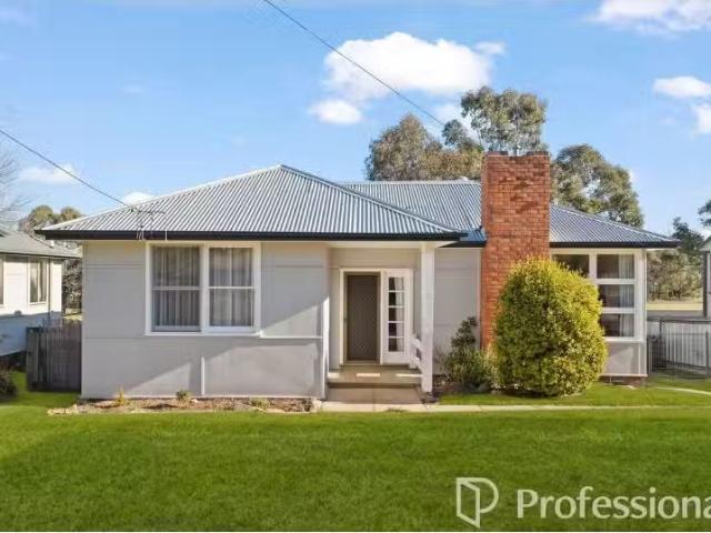 302 Rocket Street, West Bathurst House for rent Listed by Pro.