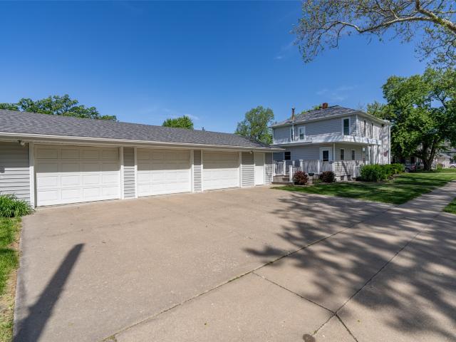 302 W Court Avenue