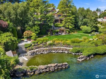 3038 E Laurelhurst Drive NE