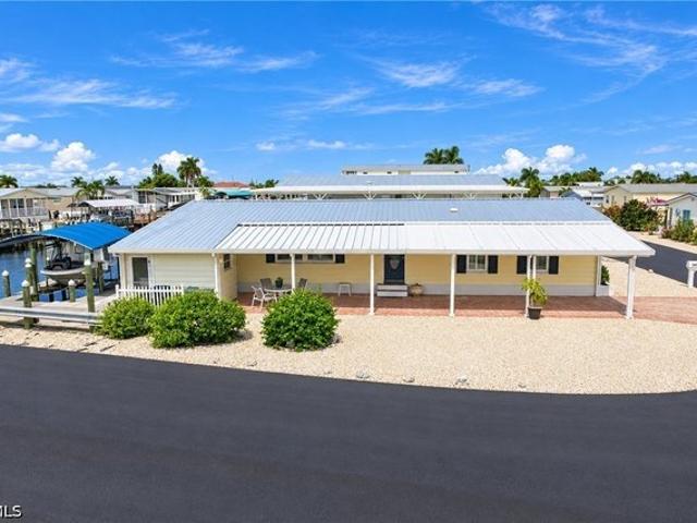 3055 Harpoon Ln, Saint James City, FL 33956