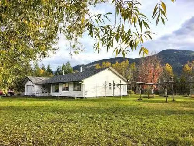 3056 Harmon Road, Clearwater, BC, V0E 3A0 Luxury House for s.