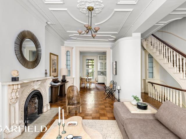 305 E 18TH Street
