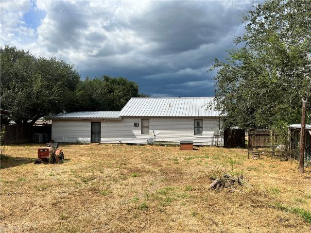 305 E Laredo St, Freer, TX 78357 | MLS #449051