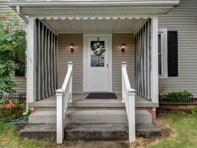 305 Main Street W