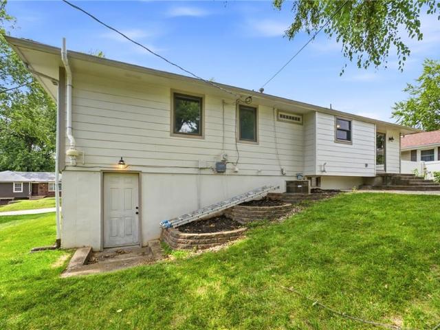 305 SW Marion Lane