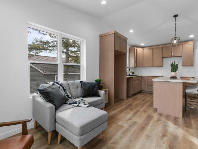 305 W SMITH Avenue