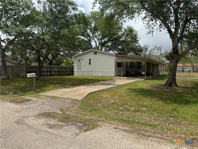 306 Turner St, Yoakum, TX 77995 | MLS #610551