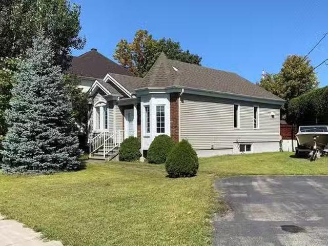 3075 Rue Laurin, Sainte Marthe Sur Le Lac, QC, J0N 1P0 house.