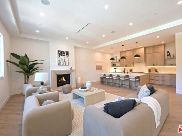 3072 Hollyridge Drive