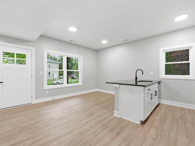 307 W Dewald Street
