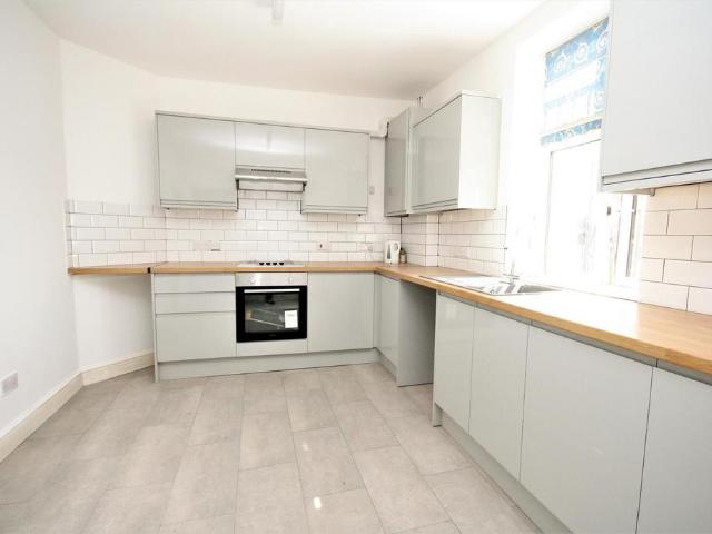 308 Green Lanes, Palmers Green 4 bed flat to rent £2,850 pcm £658 pw