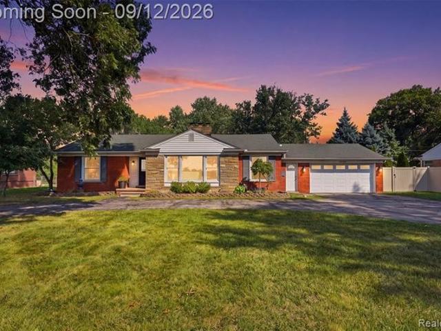 30952 Schoolcraft Rd, Livonia, MI 48150