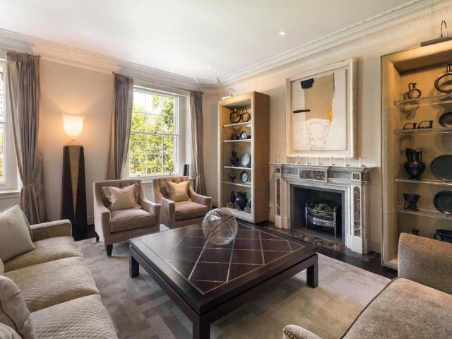30 31 Chesham Place, London SW1X 2 bed apartment to rent £34,667 pcm £8,000 pw