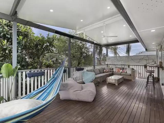 30 Virginia Avenue, HAWTHORNE House for rent Listed by Keely.
