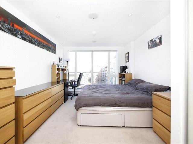 30 Voysey Square, London E3 3 bed flat to rent £2,900 pcm £669 pw