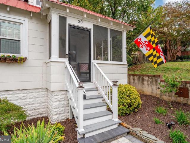 30 Woodlawn Avenue