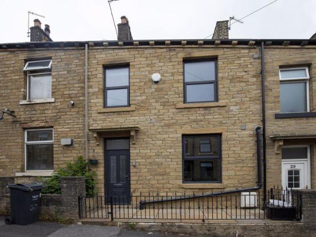 30 Albert Road, Sowerby Bridge, HX6 2PA 3 bed terraced house to rent £775 pcm £179 pw