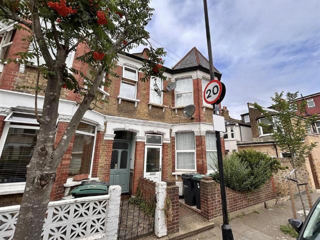 30 Crossfield Road, London N17 Studio to rent £1,150 pcm £265 pw