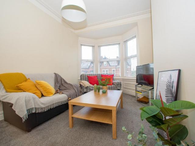 30 Estcourt Avenue, Headingley. 4 bed apartment to rent £1,941 pcm £448 pw
