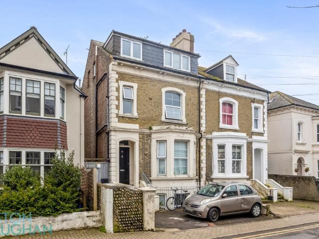 30 Grafton Road, West Sussex BN11 Studio to rent £760 pcm £175 pw