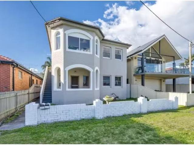 30 Hunter Street, Stockton House for rent Listed by Clare Car.