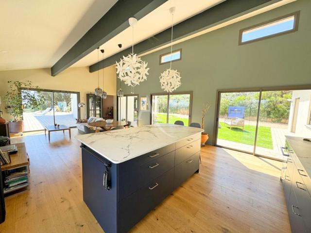30 KM SUD PERPIGNAN: Maison contemporaine 5 pièces 160 m² avec PISCINE, GARAGE de 150 m² et TERRAIN de 3,3 HECTARES !