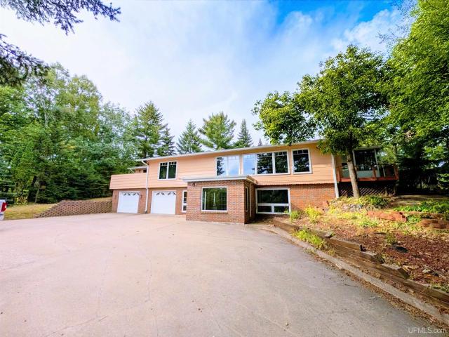 30 Lakeview Drive
