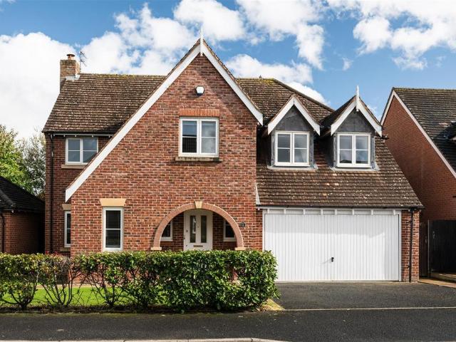 30 Old Farm Drive, Codsall 4 bed detached house to rent £2,750 pcm £635 pw