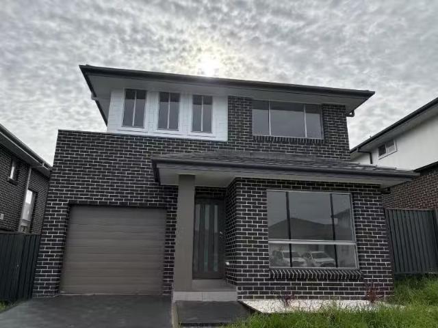30 Roman Street, Leppington House for rent Listed by Antoniet.