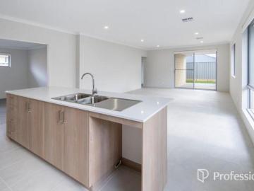 House to rent in Byford - Parking