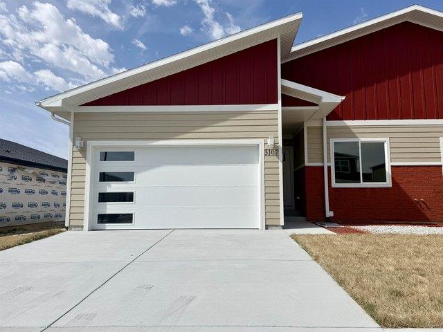 3107 W Laux Dr, Hastings, NE 68901