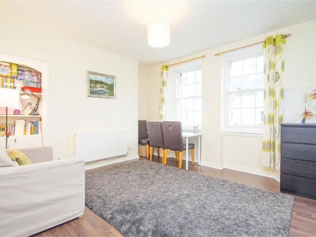 3103L Gifford Park, Edinburgh, EH8 9NF 2 bed flat to rent £1,575 pcm £363 pw