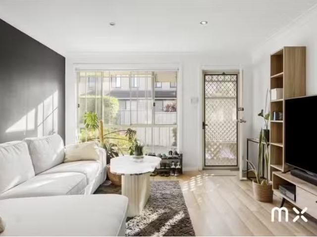 3/10 Mackie Street, Coniston Apartment for rent Listed by Hil.