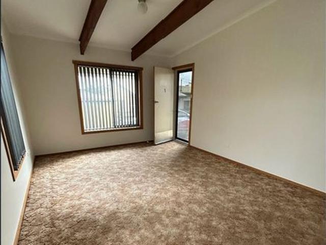 3/10 Robert Street