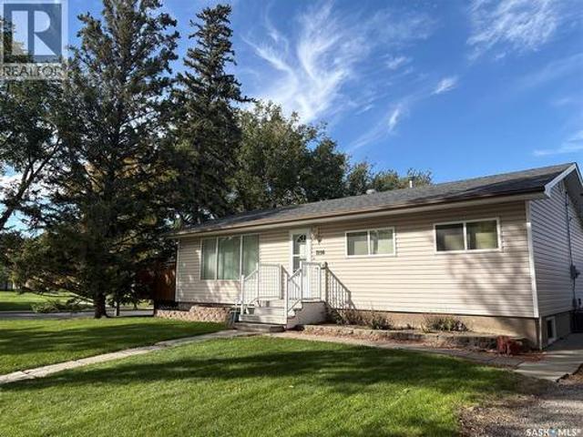 3116 3Rd Avenue N, Regina, SK, S4R 0W6 house for sale | Listing ID SK047847 | Royal LePage