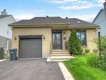 House for sale in Brossard - Parking