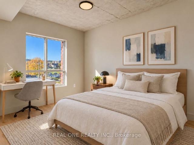 313 810 King Street W, Hamilton