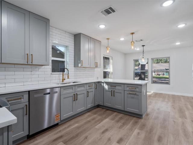 313 Charles St