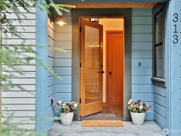 313 Edgecliff Drive