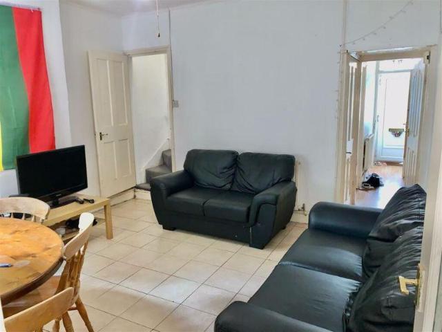 313 Tiverton Road, Stirchley, B29 6DA, United Kingdom | 4 bed townhouse for rent #136499282 | Rentberry