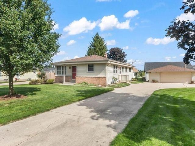 314 Sunset Dr, Pewaukee, WI 53072