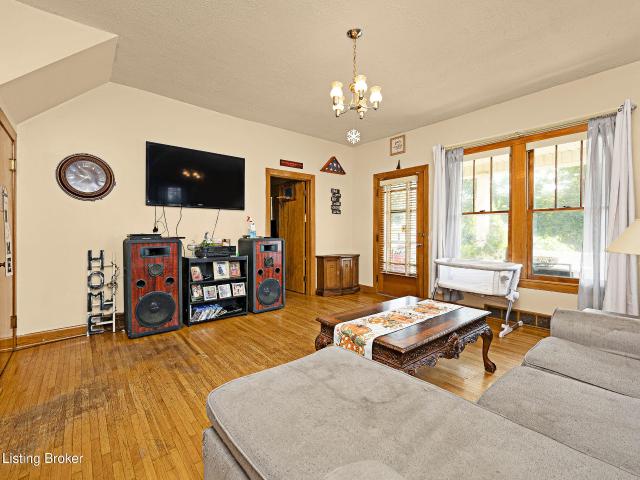 315 S Main St
