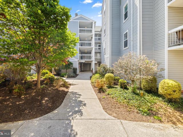 3179 Summit Square Dr, Unit 2C4, Oakton, VA 22124 | MLS #VAFX2303