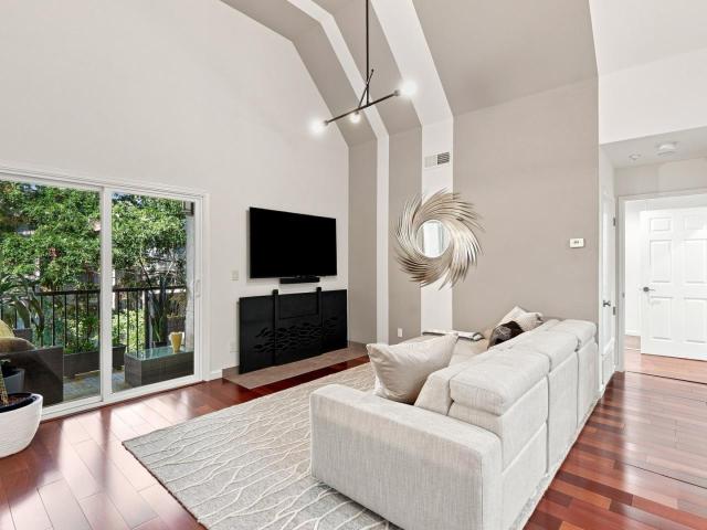 3183 Wayside Plaza 315