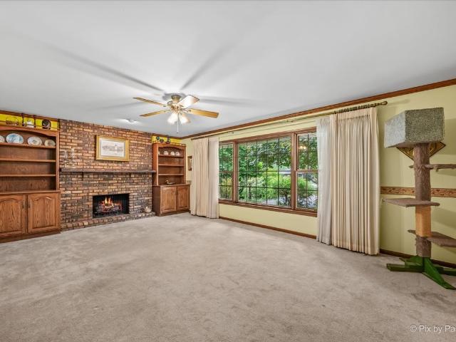 318 E Blackberry Lane