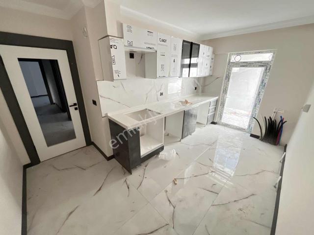 3+1 95 M2 Sıfır Vestiyerli Caddeye Çok Yakın Oturuma Hazır Daire