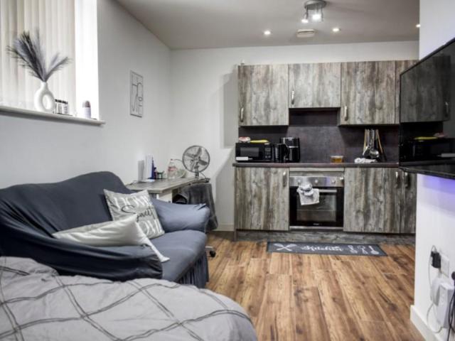 31 The Old Post Office, 4 Bishop. Studio to rent £715 pcm £165 pw