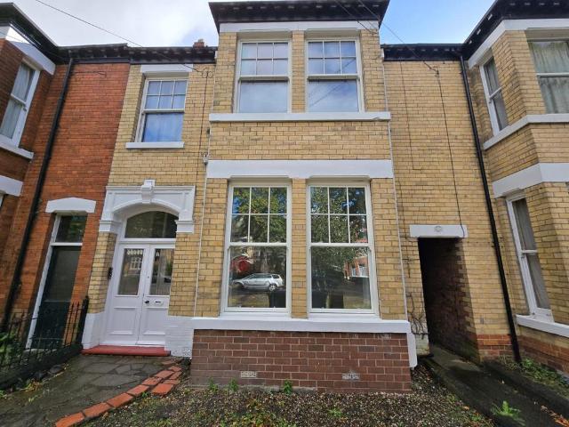 31 Westbourne Avenue, Princes Avenue. 2 bed flat to rent £595 pcm £137 pw