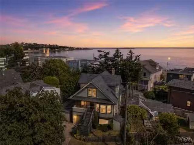 31 Bushby St, Victoria, BC, V8S 1B3 investment for sale Lis.