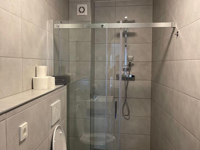 31m² 200M COLOGNE STATION CENTRAL FULL SERVICED KITCHEN BATH WASHING MACHINE HIGHSPEED WIFI, Koln Amsterdam Apartments for Rent